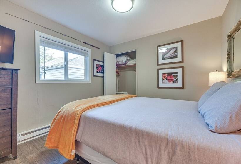 Pet Friendly Hoquiam Cottage W/ River Access!