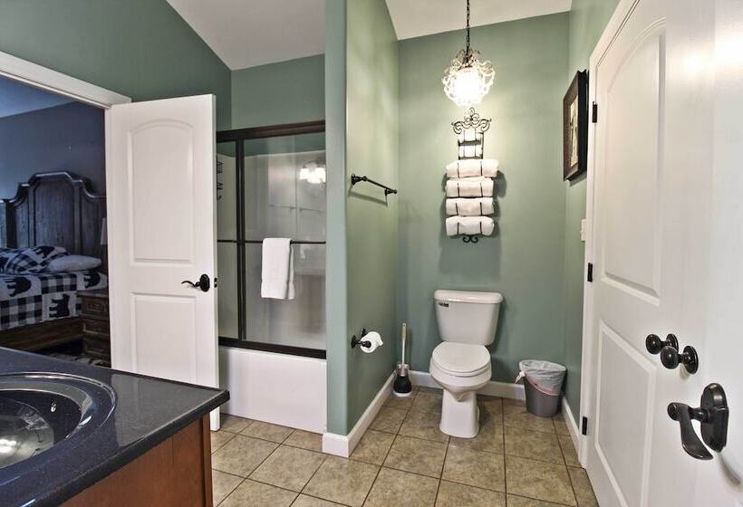 Pet Friendly Smoky Mountain Retreat W/ Game Room!