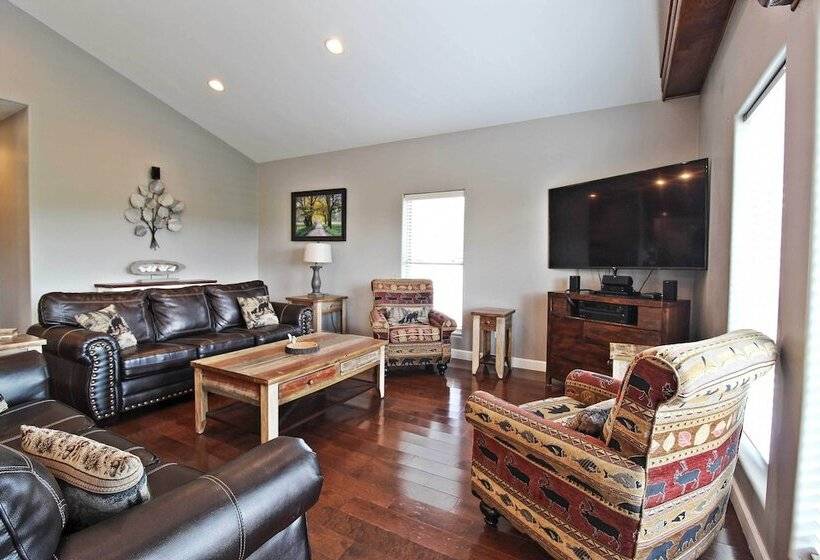 Pet Friendly Smoky Mountain Retreat W/ Game Room!