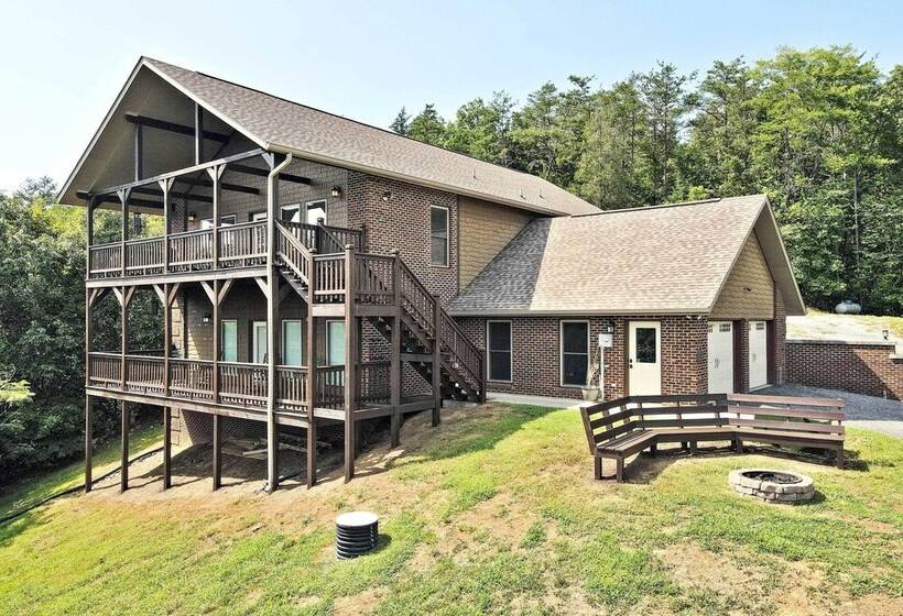 Pet Friendly Smoky Mountain Retreat W/ Game Room!