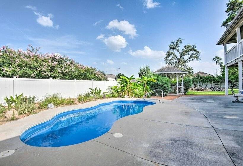 Pet Friendly Spring House & Apartment: Yard & Pool