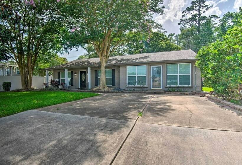 Pet Friendly Spring House & Apartment: Yard & Pool