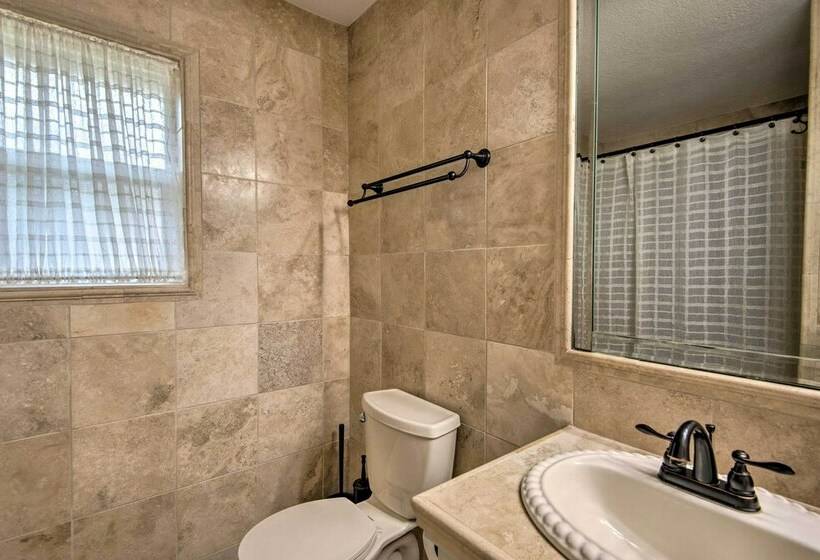 Pet Friendly Spring House & Apartment: Yard & Pool