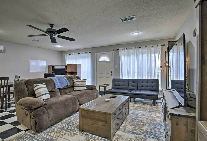 Pet Friendly Spring House & Apartment: Yard & Pool