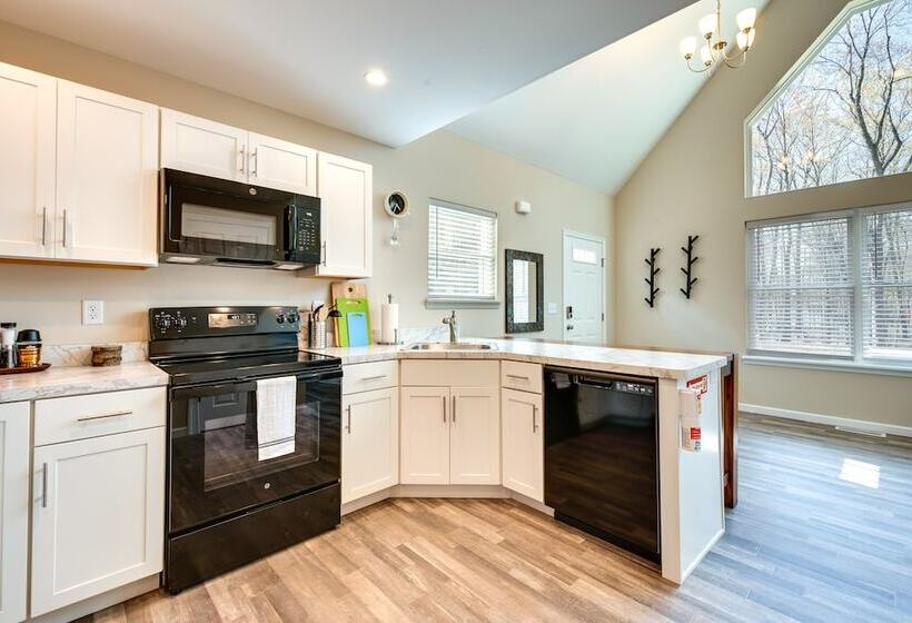 Hike & Ski: Pocono Lake Home W/ Community Perks!