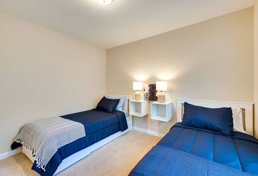 Hike & Ski: Pocono Lake Home W/ Community Perks!