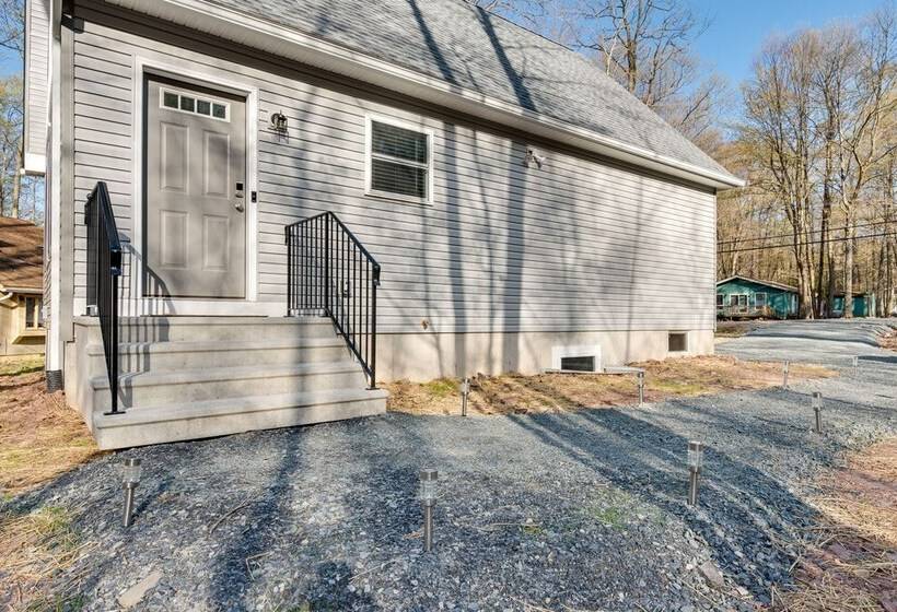 Hike & Ski: Pocono Lake Home W/ Community Perks!