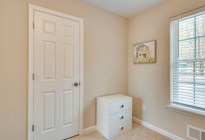 Hike & Ski: Pocono Lake Home W/ Community Perks!