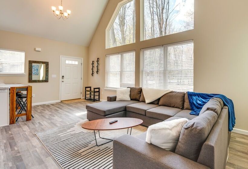 Hike & Ski: Pocono Lake Home W/ Community Perks!