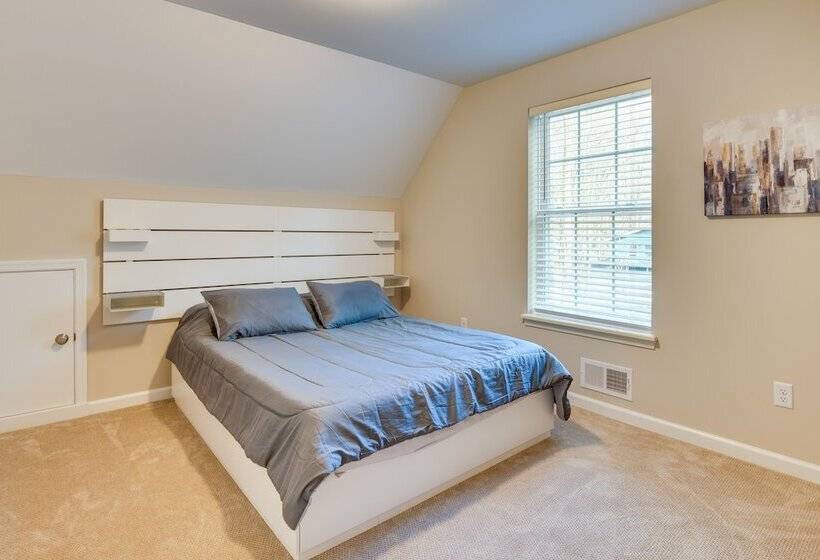 Hike & Ski: Pocono Lake Home W/ Community Perks!