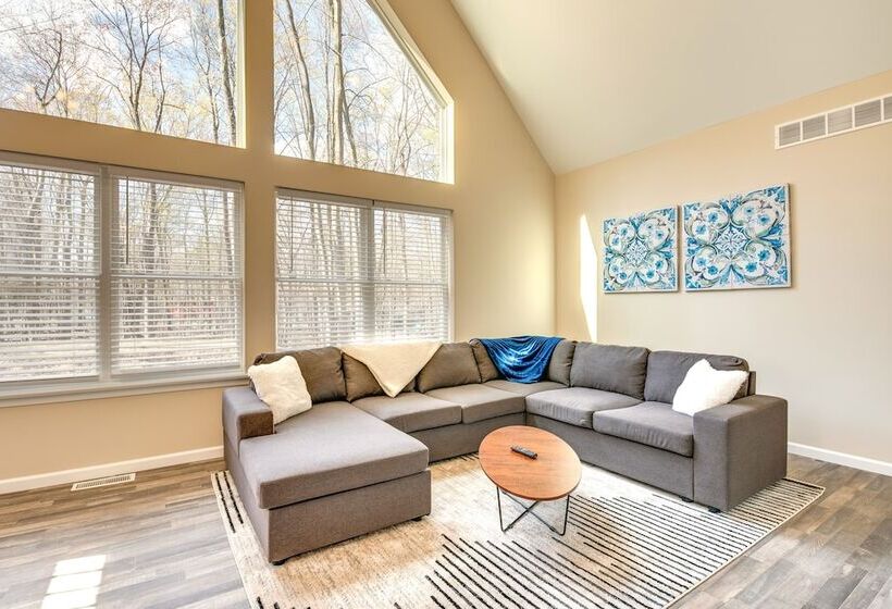 Hike & Ski: Pocono Lake Home W/ Community Perks!