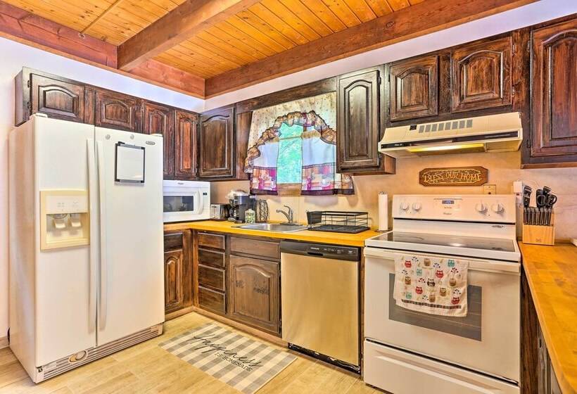 Bushkill House W/ Deck & Community Amenities!