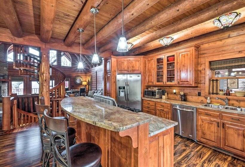 Private Eureka Springs Cabin W/ Beaver Lake Views!