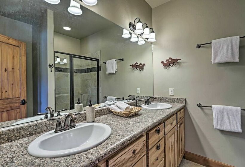 Private Hilltop Home W/ Expansive View & Grill!