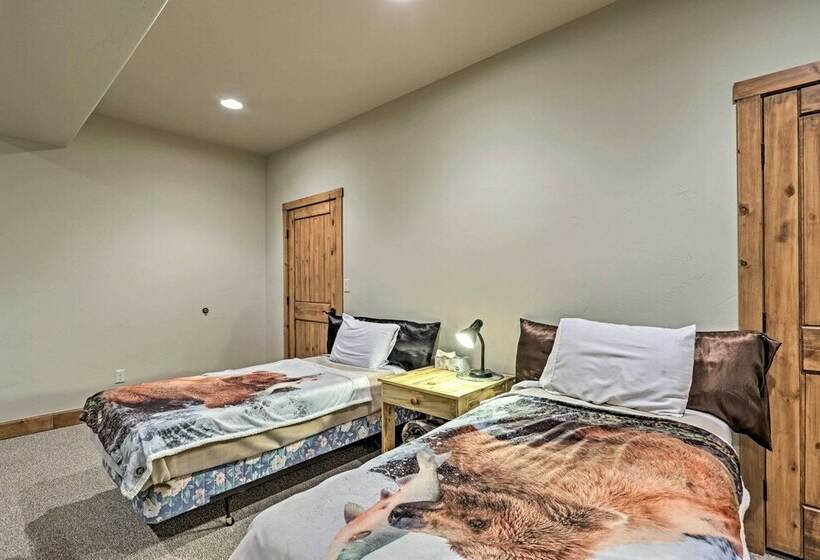 Private Hilltop Home W/ Expansive View & Grill!