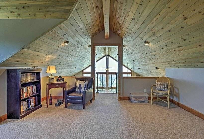 Private Hilltop Home W/ Expansive View & Grill!