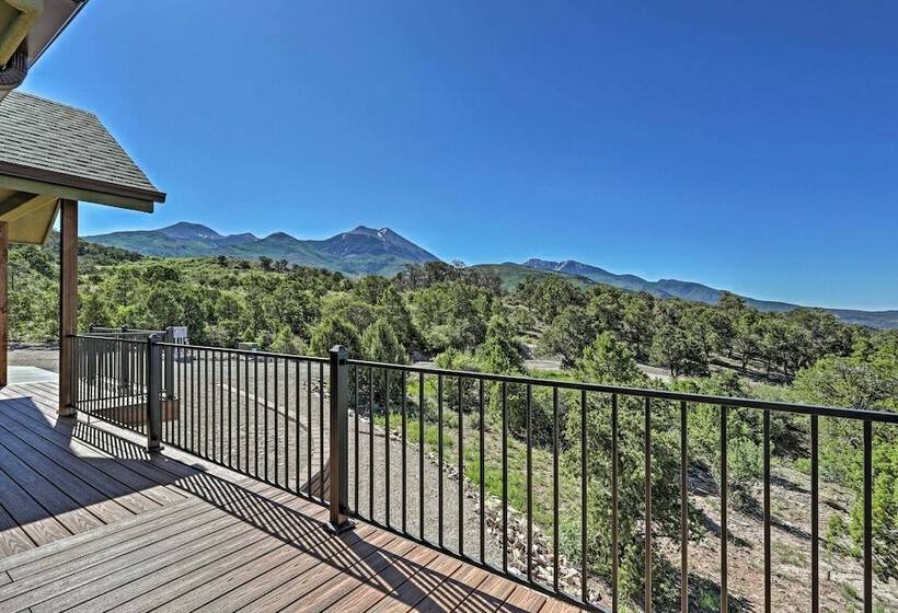 Private Hilltop Home W/ Expansive View & Grill!