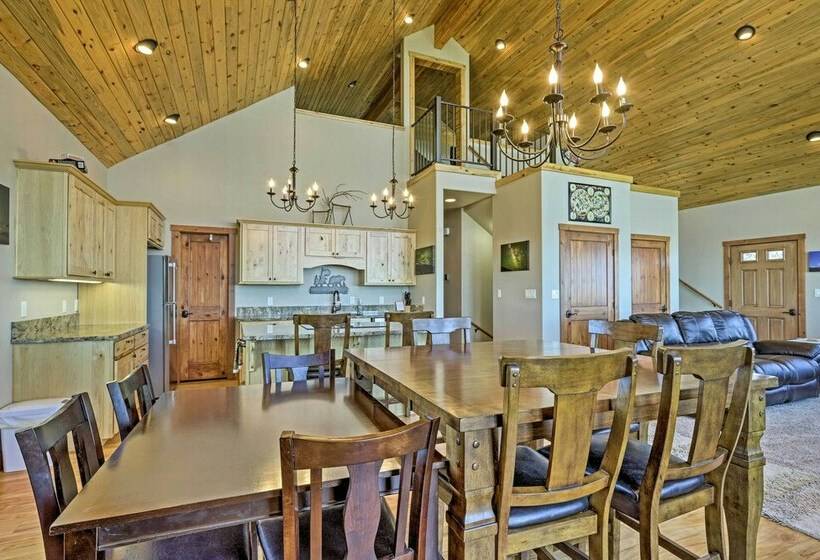 Private Hilltop Home W/ Expansive View & Grill!