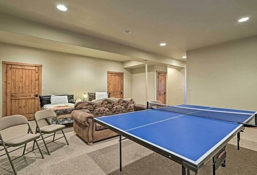 Private Hilltop Home W/ Expansive View & Grill!