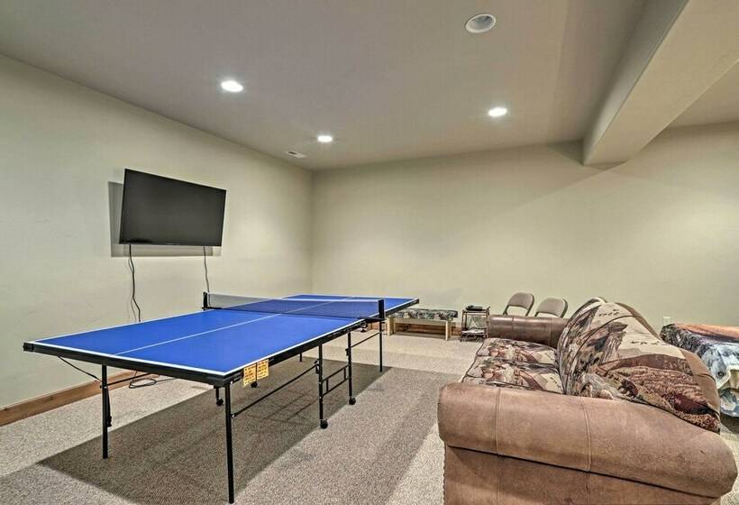 Private Hilltop Home W/ Expansive View & Grill!