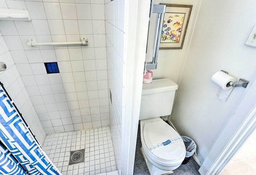 Quaint Avalon Cottage < Half Mi To Beaches!