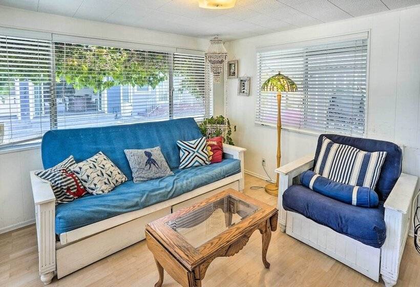 Quaint Avalon Cottage < Half Mi To Beaches!