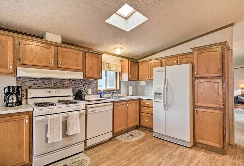 Quaint Pequot Home < 1 Mi From Lake Access!
