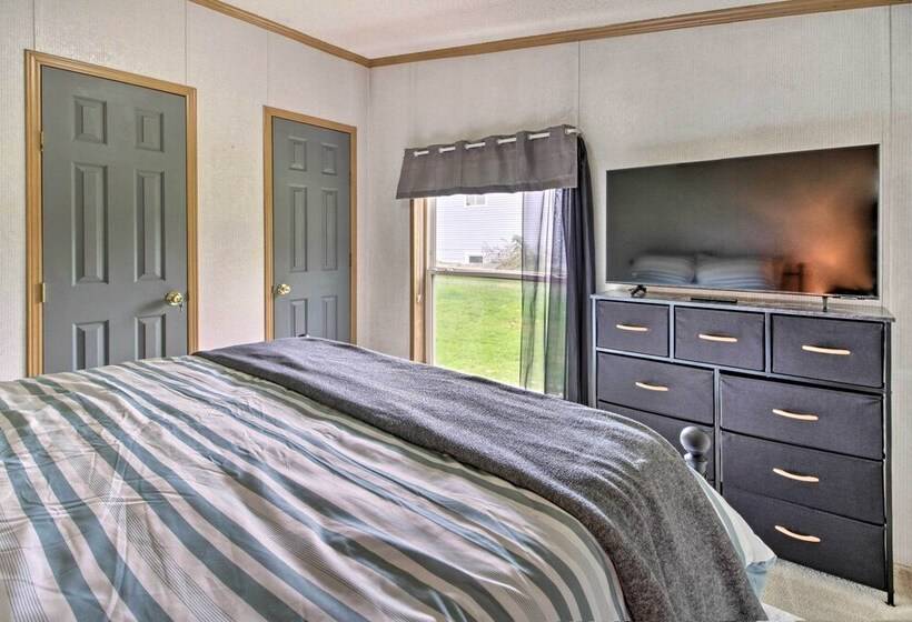 Quaint Pequot Home < 1 Mi From Lake Access!