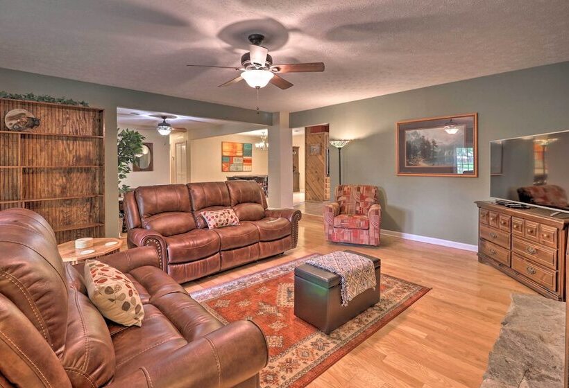 Hendersonville Home W/ Fire Pit: 5 Mi To Downtown!