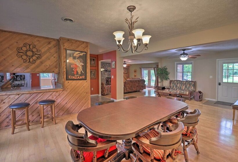 Hendersonville Home W/ Fire Pit: 5 Mi To Downtown!