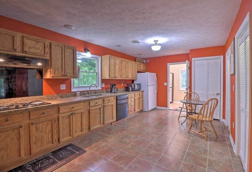 Hendersonville Home W/ Fire Pit: 5 Mi To Downtown!