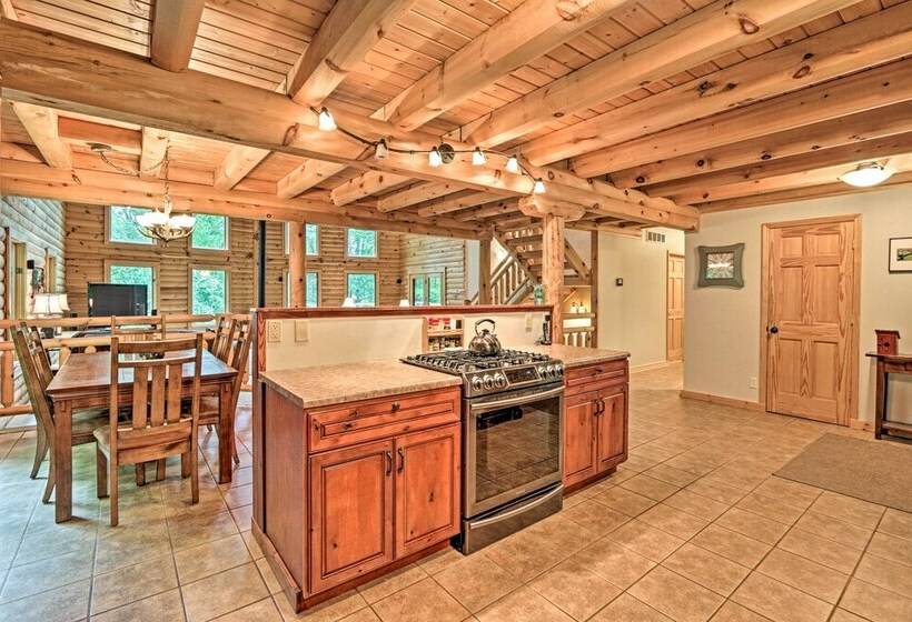 Quiet Cabin W/ Hot Tub ~ 15 Mi To State Parks!