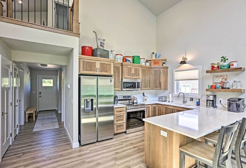 Red Lodge Retreat W/ Creek Access + Fire Pit!