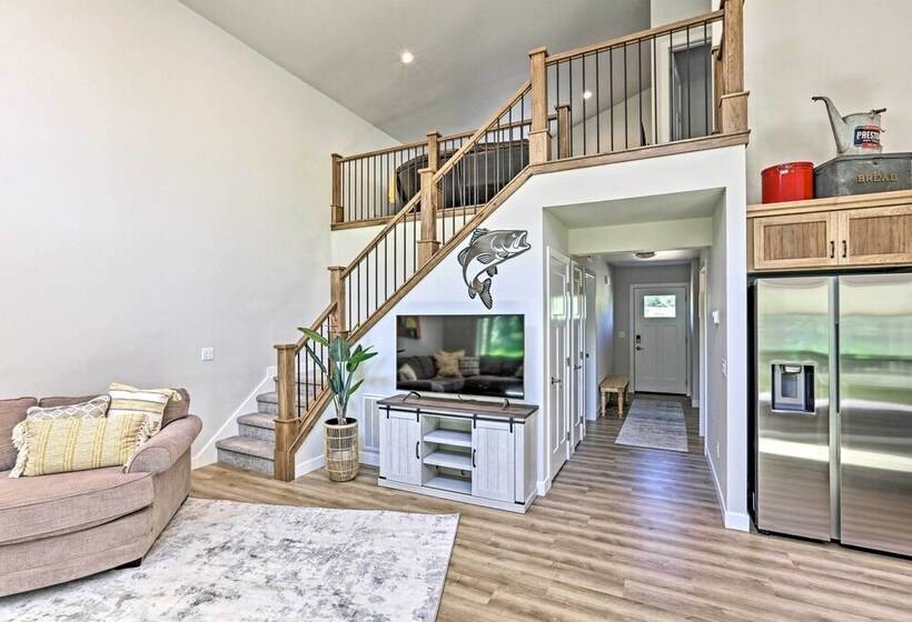 Red Lodge Retreat W/ Creek Access + Fire Pit!