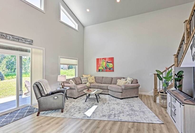 Red Lodge Retreat W/ Creek Access + Fire Pit!