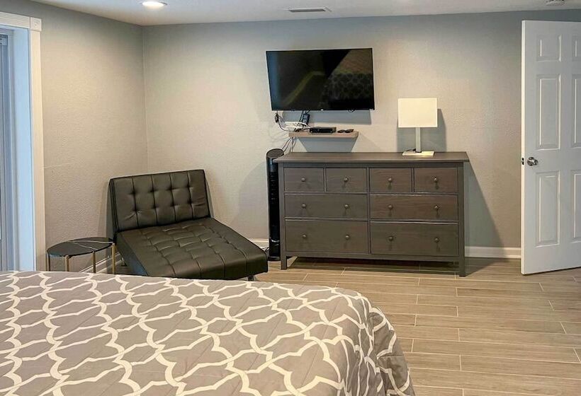 Renovated Port Richey Oasis W/ Lanai + Grill!