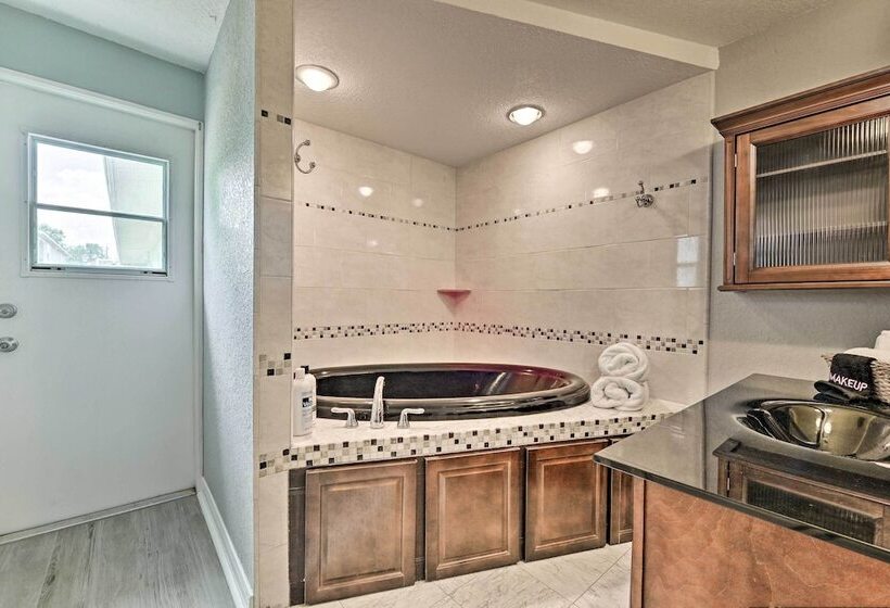 Renovated Port Richey Oasis W/ Lanai + Grill!