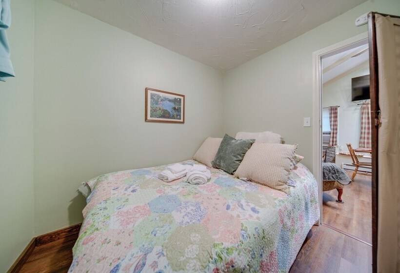 Riverfront Geneva Cottage On Grand River!