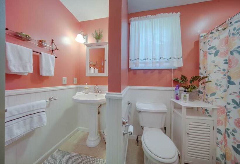 Riverfront Geneva Cottage On Grand River!