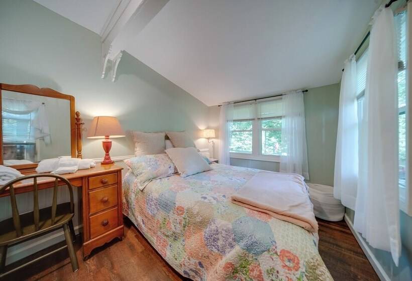 Riverfront Geneva Cottage On Grand River!