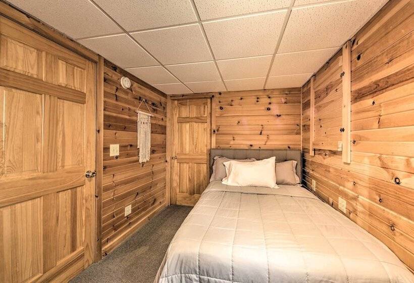 Rock River Waterfront Cabin: Dock & Game Room!