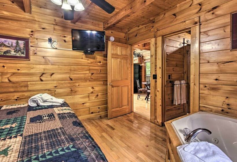 Romantic Mountain Getaway: Cabin W/ Hot Tub!