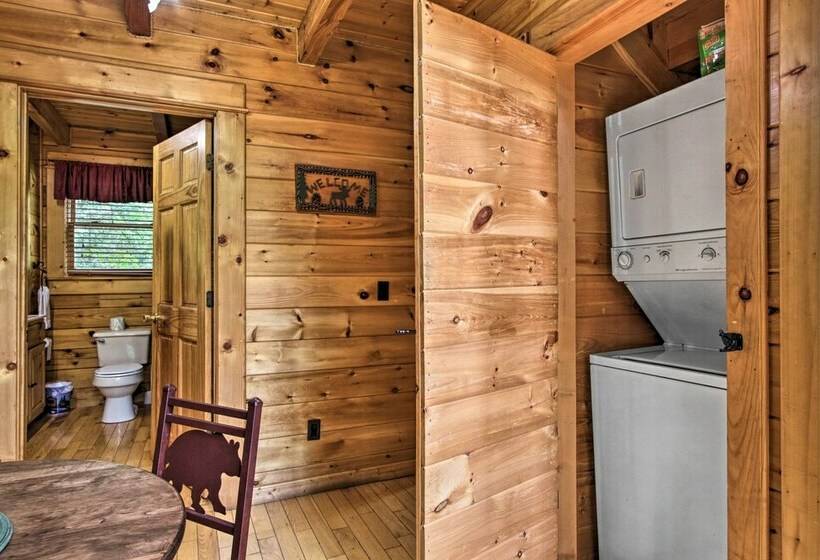 Romantic Mountain Getaway: Cabin W/ Hot Tub!