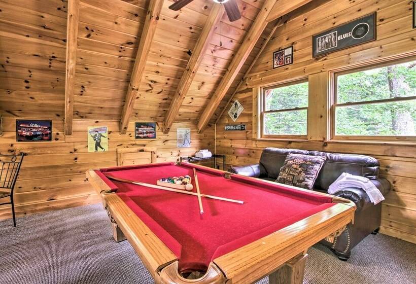 Romantic Mountain Getaway: Cabin W/ Hot Tub!