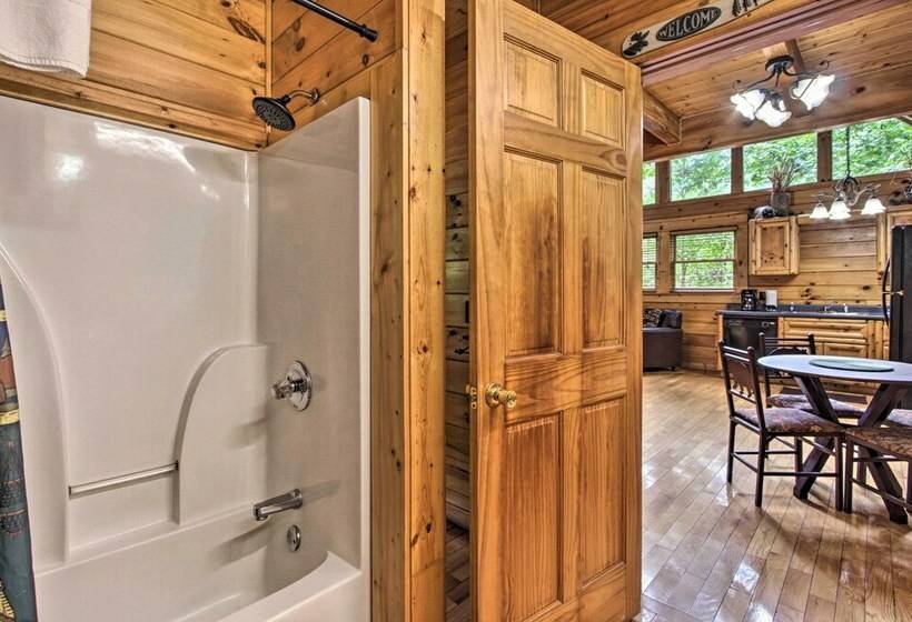 Romantic Mountain Getaway: Cabin W/ Hot Tub!