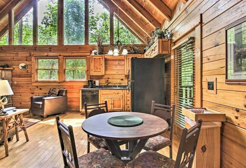 Romantic Mountain Getaway: Cabin W/ Hot Tub!