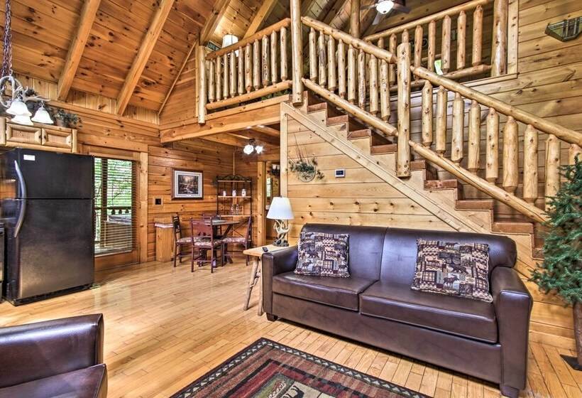 Romantic Mountain Getaway: Cabin W/ Hot Tub!