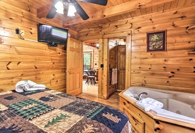 Romantic Mountain Getaway: Cabin W/ Hot Tub!