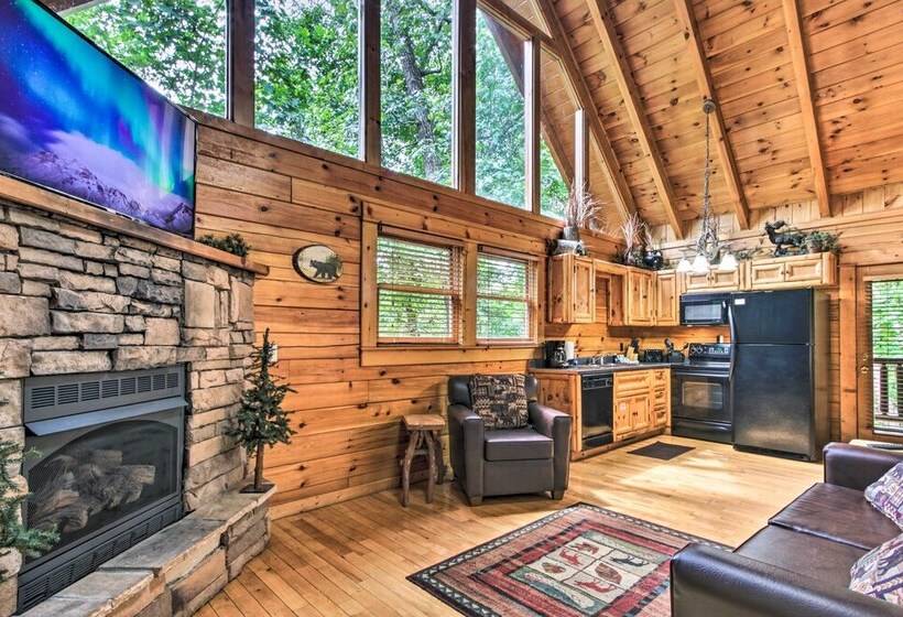 Romantic Mountain Getaway: Cabin W/ Hot Tub!