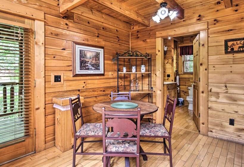 Romantic Mountain Getaway: Cabin W/ Hot Tub!